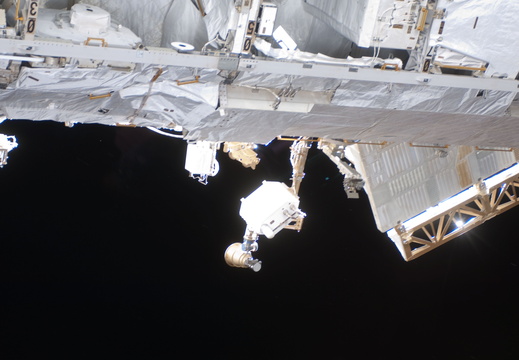 STS127-E-06805