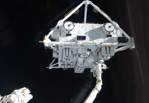 STS127-E-06898