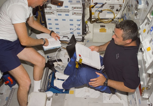 STS105-E-5014