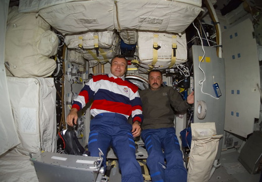 STS105-E-5048