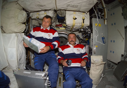 STS105-E-5049