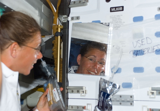 STS112-E-05004