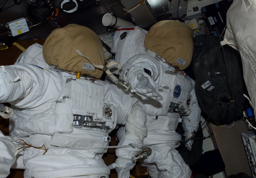 STS112-E-05036
