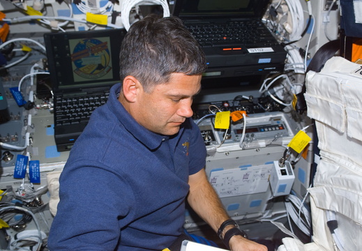 STS113-E-05001