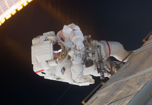 STS113-E-05218