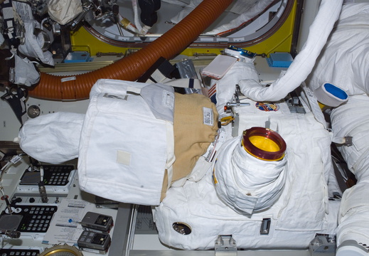 STS113-E-05257