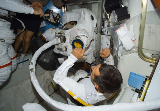 STS113-E-05288