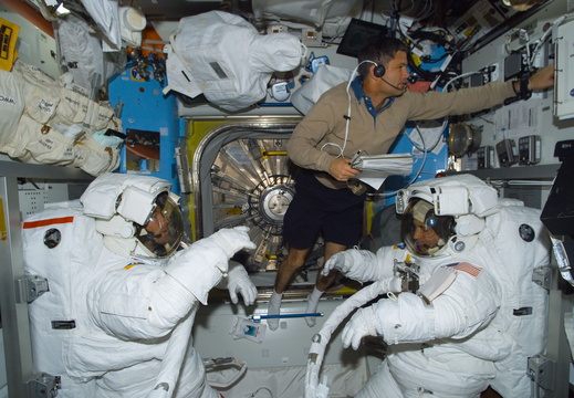STS113-E-05302