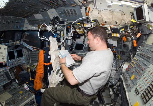 STS114-E-06100