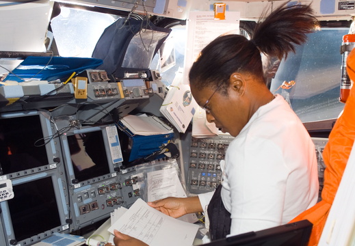 STS116-E-05237