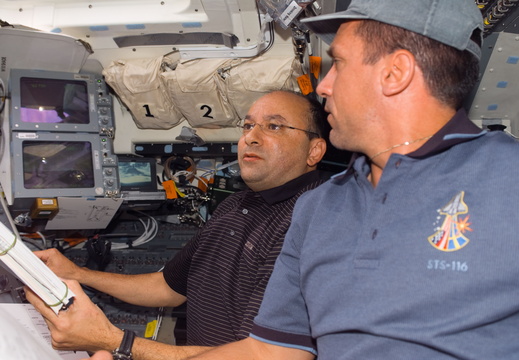 STS116-E-05252
