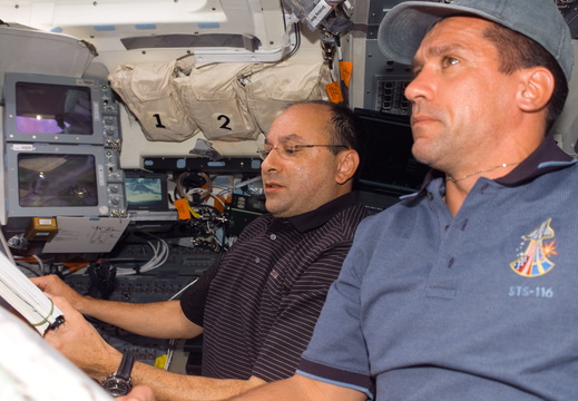 STS116-E-05253