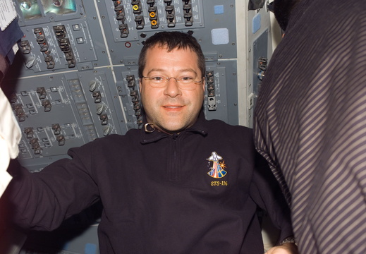 STS116-E-05263