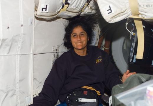 STS116-E-05331
