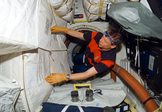 STS116-E-05355