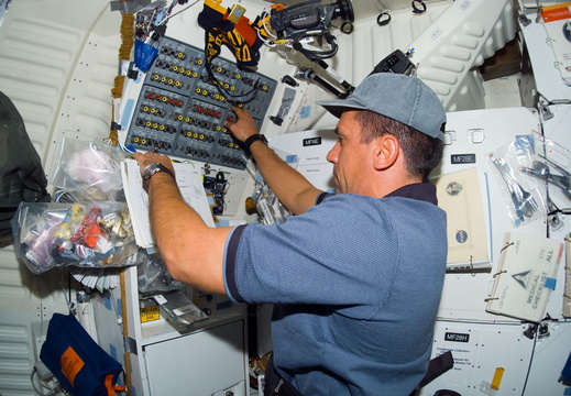 STS116-E-05356