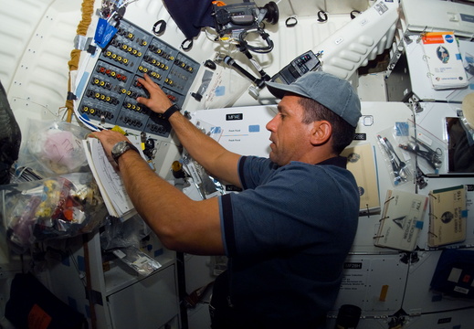 STS116-E-05357