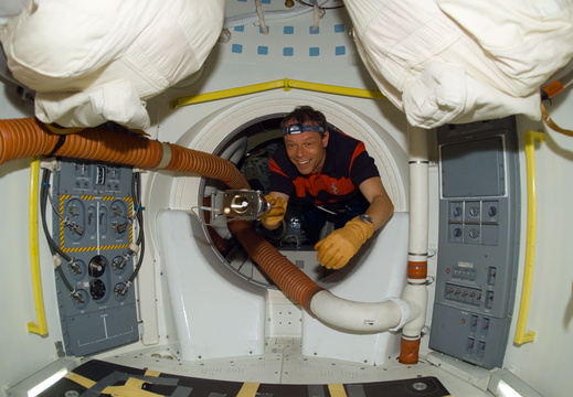 STS116-E-05360