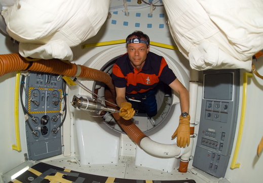 STS116-E-05361
