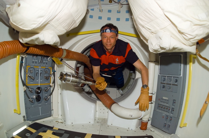 STS116-E-05361.jpg