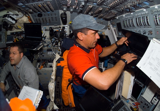 STS116-E-05395