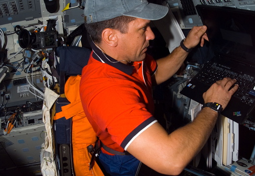 STS116-E-05396