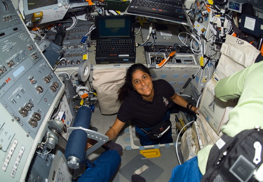 STS116-E-05397