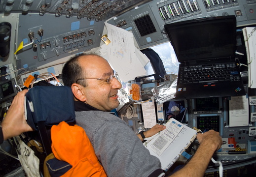 STS116-E-05403