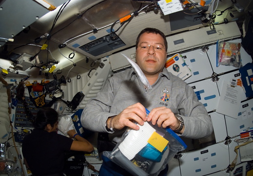 STS116-E-05404