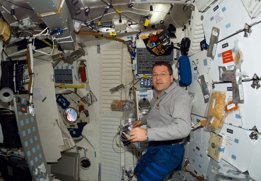 STS116-E-05405