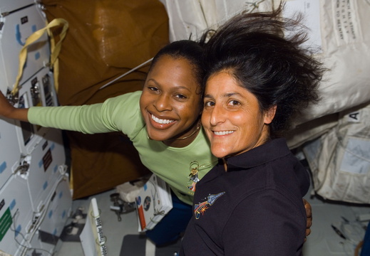 STS116-E-05432