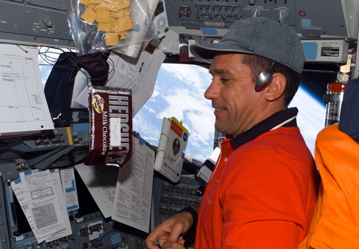 STS116-E-05441