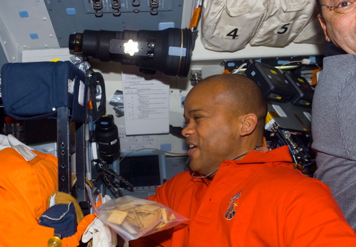 STS116-E-05543
