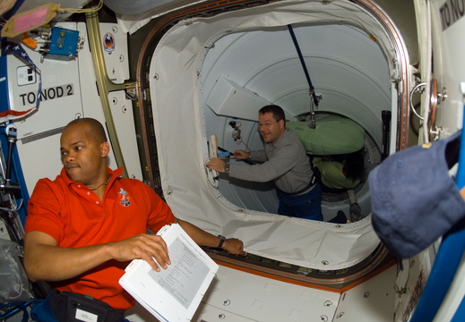 STS116-E-05600