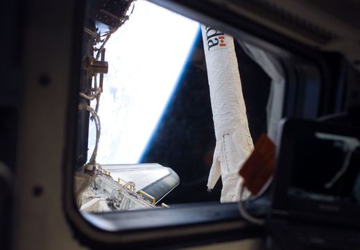 STS116-E-05745