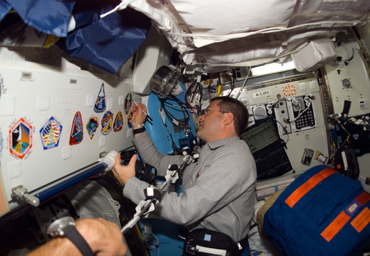 STS116-E-05808
