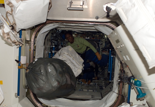 STS116-E-05812