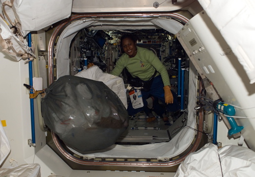 STS116-E-05813