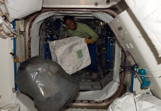 STS116-E-05814