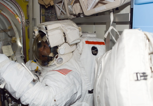 STS116-E-05842
