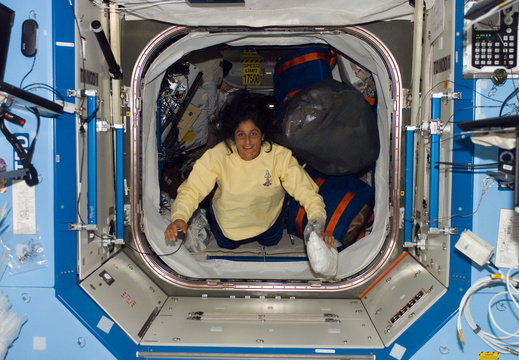 STS116-E-05856