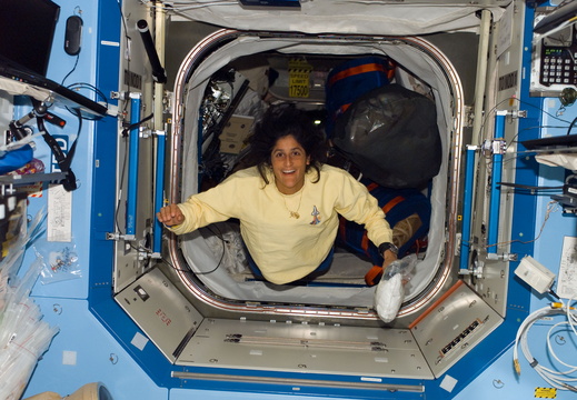 STS116-E-05857