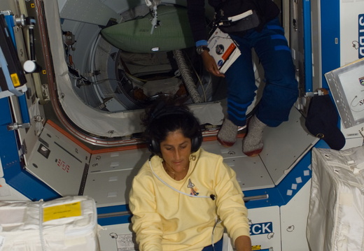 STS116-E-05867