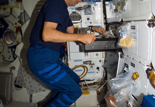 STS116-E-05886