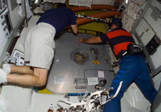 STS116-E-05904