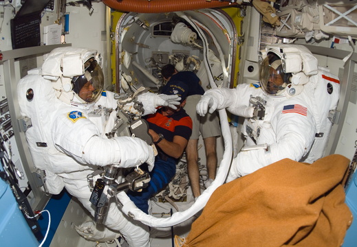 STS116-E-05913
