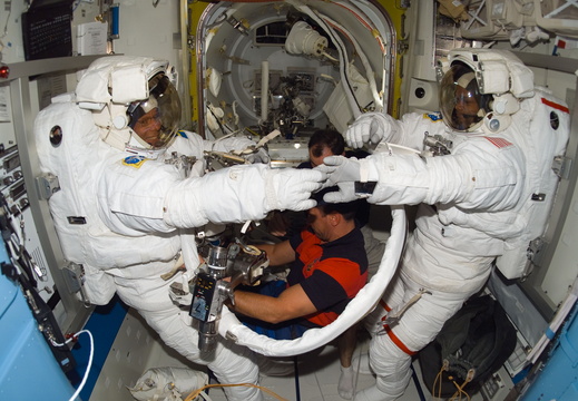 STS116-E-05915
