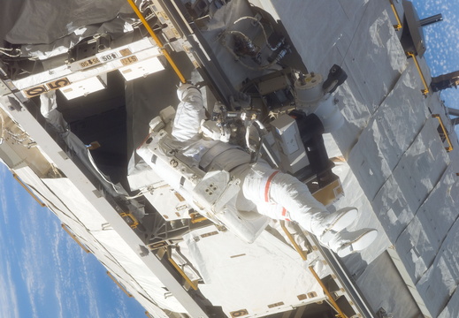 STS116-E-05988