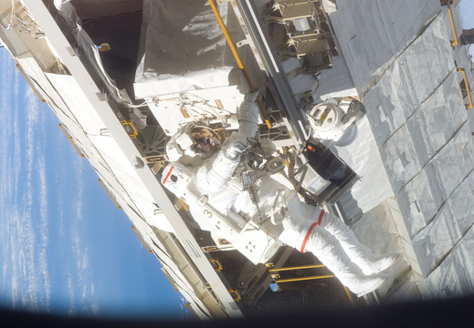 STS116-E-05991