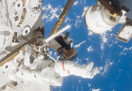 STS116-E-06009